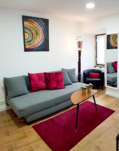 - un salon avec un canapé et une table dans l'établissement * 5 Star Apartment in Historic District * walk 2 Alfama!, à Lisbonne