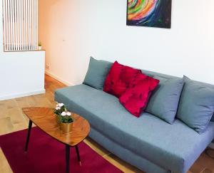 - un canapé bleu dans le salon avec une table dans l'établissement * 5 Star Apartment in Historic District * walk 2 Alfama!, à Lisbonne