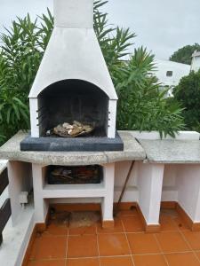 een pizza-oven buiten op een patio bij Villetta La Ginestra in Stintino