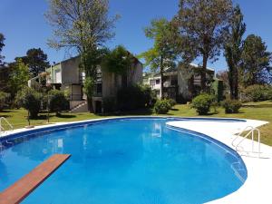 una gran piscina frente a una casa en Green Grass Country, en Punta del Este