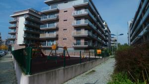 un parque infantil frente a un edificio de apartamentos en Like-home Best Place Apt, en Lisboa