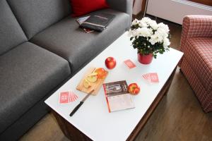 a coffee table with apples and flowers on a couch at Gästehaus Sinz in Oberstdorf