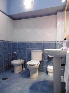 a bathroom with a toilet and a sink at Casa Benito in Ribadeo