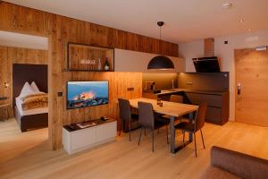 En tv och/eller ett underhållningssystem på K1 Mountain Chalet - Luxury Apartements
