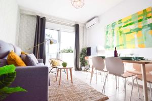 salon z kanapą, stołem i krzesłami w obiekcie Letmalaga Cremades Beach w Maladze