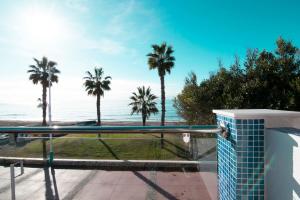 widok na plażę z balkonu domu w obiekcie Letmalaga Cremades Beach w Maladze
