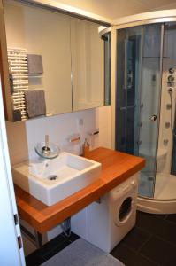 łazienka z umywalką i prysznicem w obiekcie Apartment Kendlbacher w mieście Zell am See +27 zdjęć