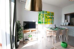 Telewizja i/lub zestaw kina domowego w obiekcie Letmalaga Cremades Beach