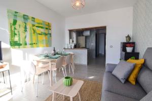 salon ze stołem i jadalnią w obiekcie Letmalaga Cremades Beach w Maladze