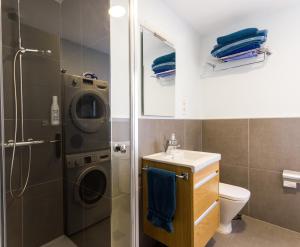 ein Badezimmer mit Waschbecken und Waschmaschine in der Unterkunft Canteras Luxury Beach Apartments in Las Palmas de Gran Canaria + 53 Fotos