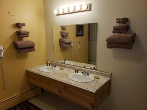 A bathroom at Willard Munger Inn