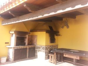 eine Außenküche mit einem Herd und einem Tisch in der Unterkunft Cortijo Rural Los Gonzalez in Rincón de la Victoria