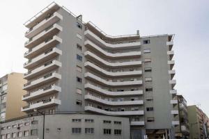 リスボンにあるSanta Apolonia 7D - 6 Bedroomsのバルコニー付きの高層アパートメントです。