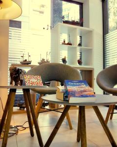 een tafel met een stoel en boeken erop bij Spot Apart in Athene