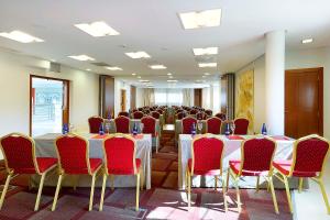 - une salle de conférence avec des tables et des chaises dans l'établissement Exe Estepona Thalasso & Spa- Adults Only, à Estepona