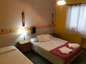 Habitación de hotel con 2 camas y TV en Hotel Resi San Bernardo en San Bernardo