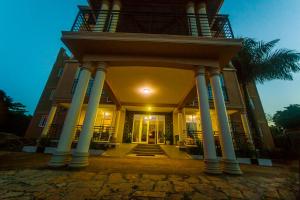 Η πρόσοψη ή η είσοδος του Hotel Royal Nest Entebbe