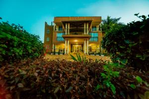 Κήπος έξω από το Hotel Royal Nest Entebbe