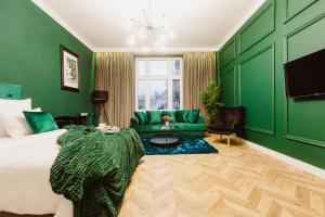 克拉科夫的住宿－Kings City - Blich Apartment，绿色卧室设有床和绿色沙发