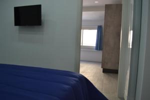 ナポリにあるMarina Guest Homeのベッドルーム(青いベッド1台、テレビ付)