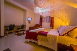 Ένα ή περισσότερα κρεβάτια σε δωμάτιο στο Hotel Royal Nest Entebbe