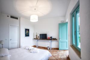 Televízia a/alebo spoločenská miestnosť v ubytovaní Borgo Rosso di Sera - Resort Country Chic