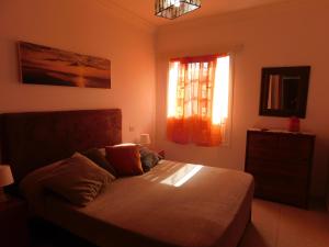ロス・アブリゴスにあるSol de Tenerifeのベッドルーム(ベッド1台、窓付)