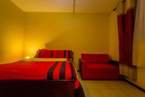 Ένα ή περισσότερα κρεβάτια σε δωμάτιο στο Hotel Royal Nest Entebbe