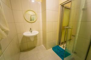 Kylpyhuone majoituspaikassa Hotel Royal Nest Entebbe
