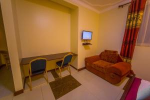 Hotel Royal Nest Entebbe tesisinde bir oturma alanı