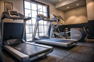 un gimnasio con dos máquinas de correr y una cinta de correr en The Ramble Hotel, en Denver