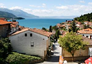 Blick auf eine Stadt mit einem See im Hintergrund in der Unterkunft Villa Forum in Ohrid