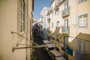 una vista de un callejón entre dos edificios en The Blue House - Lively Bairro Alto en Lisboa