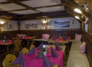 Un restaurante o sitio para comer en Landgasthof zum Papyrer