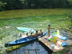 een groep mensen op een vlot in het water bij Vacation House Spiritus Flumine in Netretić