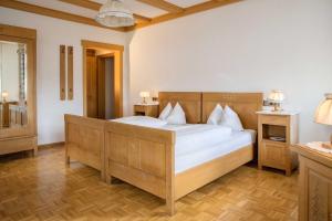 ein Schlafzimmer mit einem großen Bett in einem Zimmer in der Unterkunft Gasthaus Kranz Bonndorf in Bonndorf im Schwarzwald