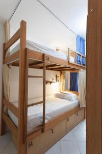 kilka łóżek piętrowych w pokoju w obiekcie BRECHA HOSTEL & ROOFTOP - Maragogi w mieście Maragogi