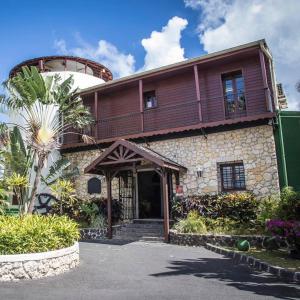 a house with a balcony on top of it at Studio Luxe vue mer in Le Gosier