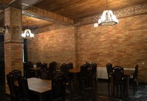 Restoran või mõni muu söögikoht majutusasutuses Three Penguins