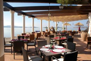 un restaurante con mesas y sillas y vistas al océano en Amadria Park Camping Sibenik Mobile Homes en Šibenik