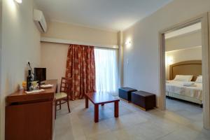 Łóżko lub łóżka w pokoju w obiekcie Calamos Beach Family Club