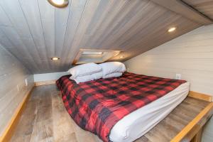 Tiny House Leadville Colorado客房内的一张或多张床位