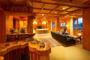 uma sala de estar com uma pessoa sentada num sofá numa cabina em Hostería Isla Victoria Lodge em Isla Victoria