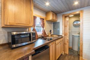 Tiny House Leadville Colorado的厨房或小厨房