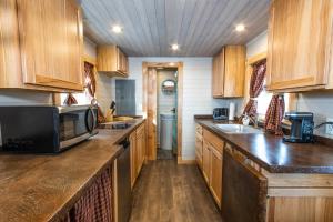 Tiny House Leadville Colorado的厨房或小厨房