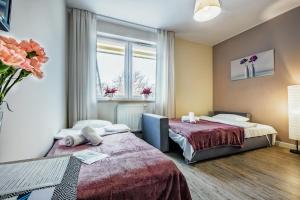 Łóżko lub łóżka w pokoju w obiekcie Apartamenty Novomiejska 17