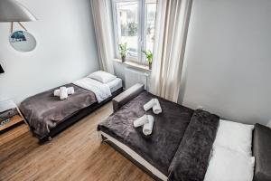 Łóżko lub łóżka w pokoju w obiekcie Apartamenty Novomiejska 17
