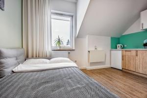 Łóżko lub łóżka w pokoju w obiekcie Apartamenty Novomiejska 17