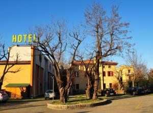 una señal de hotel en el lateral de un edificio en Hotel Maxim, en Bolonia