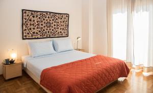 Posteľ alebo postele v izbe v ubytovaní 2 BEDROOM APARTMENT AT THE HISTORICAL CENTER, VIEW TO ACROPOLIS